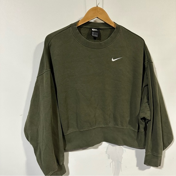 Nike Tops - Cropped Nike crewneck sweatshirt